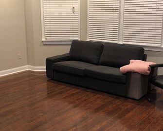 2-bedroom townhome in superb Baltimore with parking and gated yard - Baltimore - Sala de estar