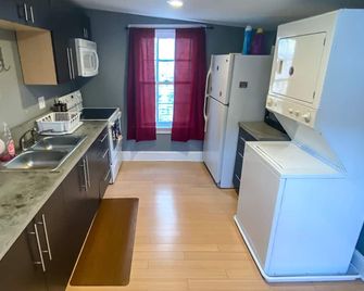 Quiet Renovated Historic Condo Above Abolitionist Ale Works w/ Washer Dryer #301 - Charles Town - Keuken