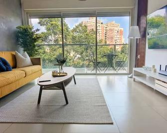 Spacious 3-bedroom apartment with WiFi, AC in marvelous Ramat Gan - Ramat Gan - Living room