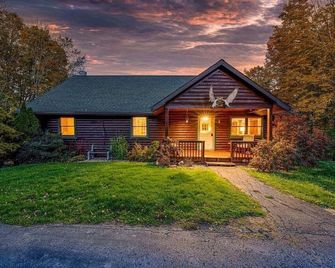 Lazy Bear Lodge I Hot Tub + Playground + Views - Wellsboro - Gebäude