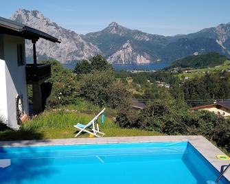 House with own. Pool, view of Traunsee & mountains - Altmunster - Басейн
