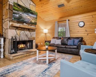 Quiet and cozy cabin minutes away from Noccalula Falls Park and all the trails. - Gadsden - Obývací pokoj