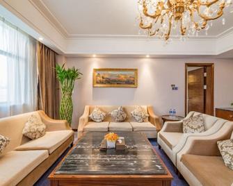 Xining Xingdingan Hotel - Xining - Wohnzimmer