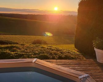 Country cottage with pool and spa just for you. - Génébrières - Piscina
