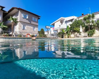 Sarantis Hotel - Chaniotis - Piscina