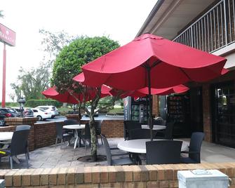 Ramada by Wyndham Temple Terrace/Tampa North - Tampa - Patio