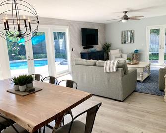 Enchanting Juno Beach Home! Sleeps 8! - Palm Beach Gardens - Dining room