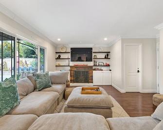 Luxury heated Pool, heated Hot tub, Near Sunny Beaches, Disney Retreat, airport - Mission Viejo - Living room