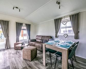 Gorgeous Home In Julianadorp With Wifi - Julianadorp - Dining room
