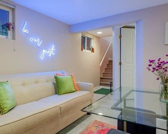 2-Br City Retreat Peace Privacy & Parking - Washington, D.C. - Wohnzimmer