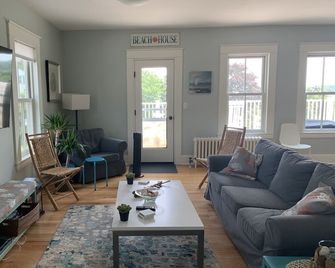Ocean View Steps Away from York Harbor Beach! Few 2026 Summer Dates Available! - York Harbor - Вітальня