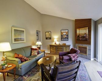 Central, Lofty Tree Views - Portland - Living room