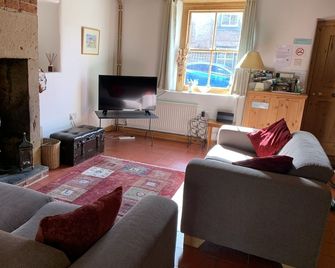 Belper Grade 2 Listed Cottage close to The Peak District - Belper - Huiskamer