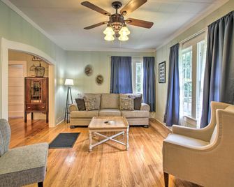 half Mi to Hot Springs Natl Park Cottage with Patio - Hot Springs - Living room