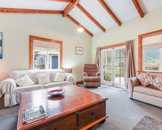 Fantail Cottage Kaiuma Bay - Havelock Holiday Home - Havelock - Phòng khách