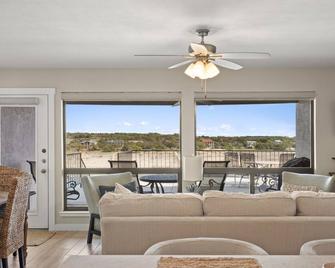 Classy Lake Travis condo with a pool and Hot tub - Spicewood