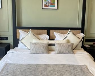 Hotel Mumbai House, Valnai Malad - Mumbai - Bedroom
