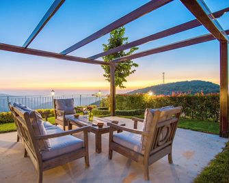 Red Oak House With Garden & Terrace in Assia, Batroun - Enfeh - Balcón