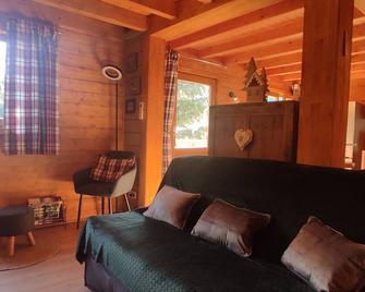 Family chalet with authentic charm and forest views. 15 mn from Gérardmer - Ban-sur-Meurthe-Clefcy - ห้องนั่งเล่น