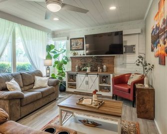 Eastern Sierra Guesthouse. Centrally located for all your adventures. - Bishop - Living room