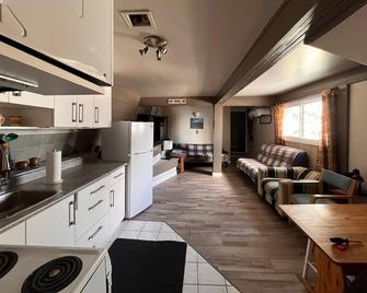 Cozy Big White Ski-In 1-Bedroom Condo. Sleeps 4-6+. Just Renovated! Pet-Friendly - Big White - Living room