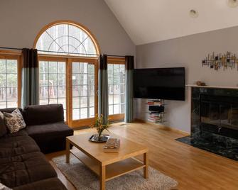 Private Pine Forest Villa with hot tub 5 min from Castle Rock - Arkdale - Sala de estar