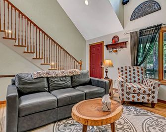 Private 40-Acre Cottage, Dog Friendly, Hot Tub, Pool Table & Car Charger - Blue Eye - Living room