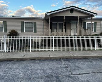 Pleasant 2-bedroom condo with AC in charming Prestonsburg. - Prestonsburg - Building