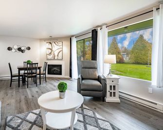 1BR Birch Bay Summer Stay w Hot Tub - 102 - Blaine - Sala de estar
