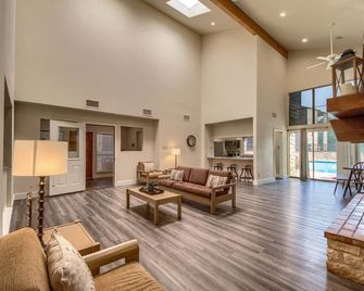 Cw Ch Camp Warnecke Club Haus - New Braunfels - Living room