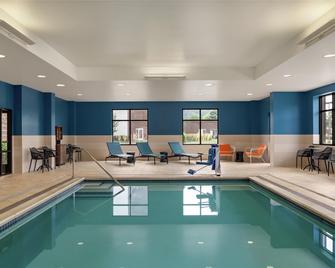 Hampton Inn & Suites Pittsburgh/Harmarville - Pittsburgh - Pool