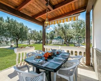 Stella Marina with Pool 100 m from beach - Vieste - Patio