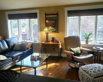 Waterview Retreat in Quiet Convenient Neighborhood, Big Yard, Pets Welcome - Johnston - Living room