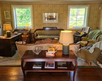 Charming 6 bedroom House & Horse Farm - Sleeps 12 - Avesta - Sala de estar