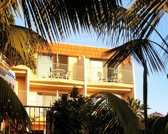 Moonlight Beach Motel - אנסיניטס - בניין