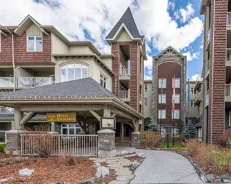 Warm & Cozy 1bd & Ba Small Hotel Room in Canmore; Free Ug Parking & Gym & Ac - Canmore - Building