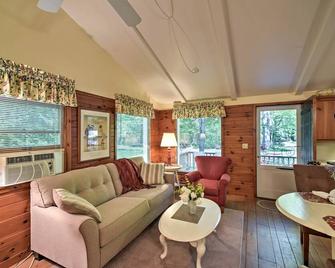 Pine Cottage Duplex with Deck Walk to State Park! - Ephraim - Living room