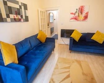 Sandgate 2-bed Apartment in Ayr Central Location - Ayr - Living room