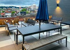 Modern Downtown Birmingham Condo with Rooftop Access - Birmingham - Balcón