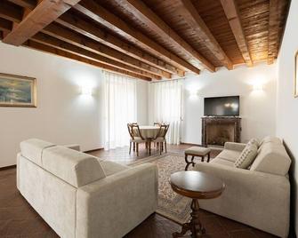 Domus Verona - Centralissima e antica Residenza Cappello - Verona - Living room