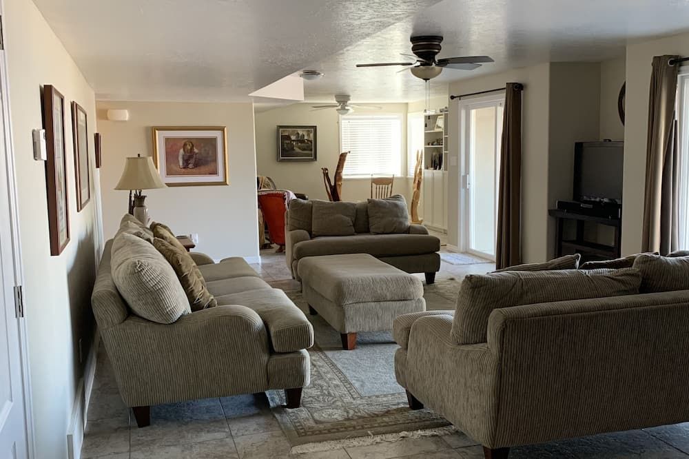 Entire Basement, Private Entrance, Gorgeous Views - Logan - Sala de estar