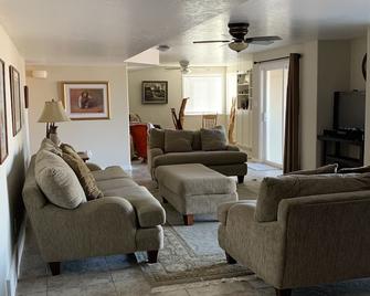 Entire Basement, Private Entrance, Gorgeous Views - Logan - Wohnzimmer