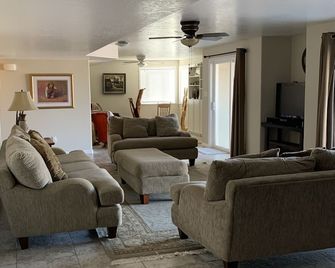 Entire Basement, Private Entrance, Gorgeous Views - Logan - Sala de estar
