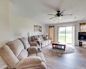 Walk to Lake: Geataway w/ Yard in Inverness - Beverly Hills - Living room