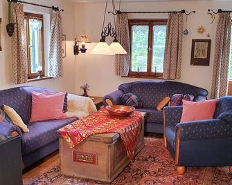 Unser Woidhaisl - idyllisches Ferienhaus im Bayerischen Wald - Neukirchen bei Bogen - Sala de estar