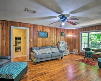 Secluded Baton Rouge Area Hideaway with Lawn! - Clinton - Living room