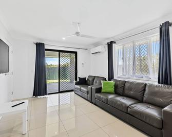 Casa Nostra Motel - רוקהאמפטון - סלון