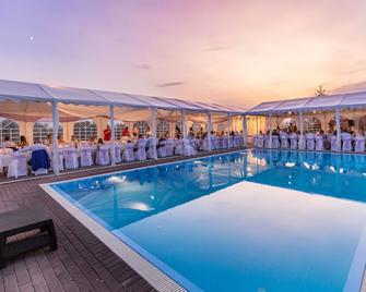 Aranyhordó Panzió Étterem és Pizzéria - Pere - Piscina