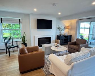 Lakefront Contemporary Cottage. Chautauqua Lake 3 Bed 2 Bath Home Sleeps 10! - Jamestown - Wohnzimmer