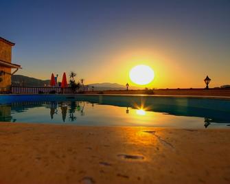 فيرجينيا هوتل - Samos - حوض السباحة